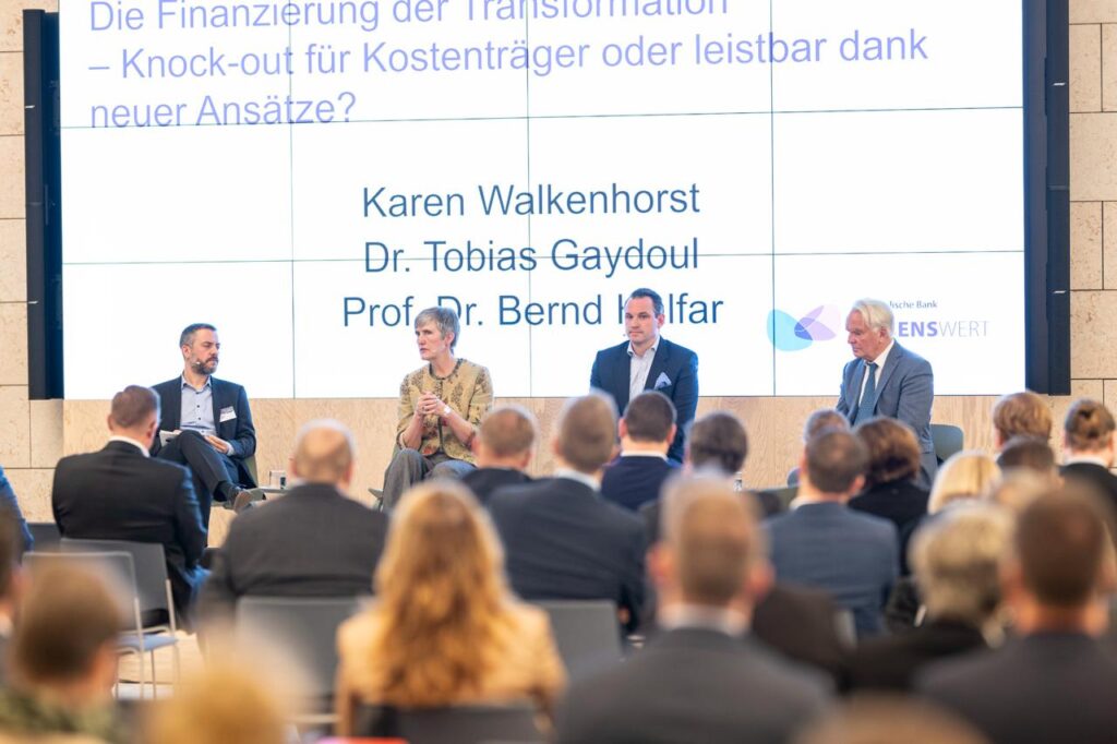 Moderation einer Podiumsdiskussion beim LebensWert-Treff der Evangelischen Bank 2024 in Berlin